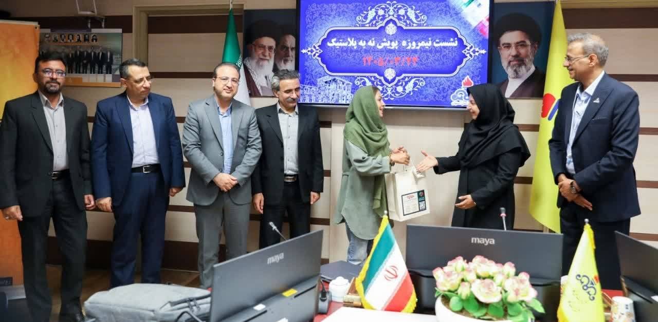 تصویر خبر «اهدای تجهیزات رصد ماهی آفانیوس، گامی در جهت حفاظت از محیط زیست»